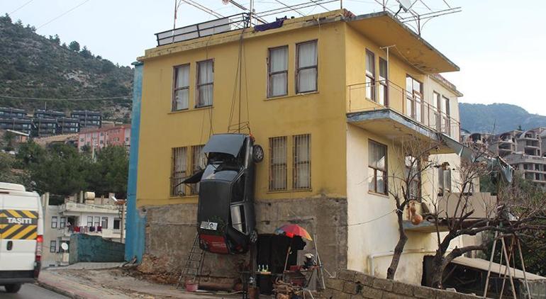 Evin duvarında şaha kalkmış otomobili görenler şaşkına döndü! Sebebi herkesi şoke etti