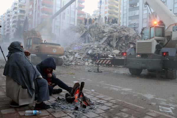 İki kardeşte 3 yıl arayla 6 Şubat’ta doğdu! Doğum günleri ölüm günleri oldu