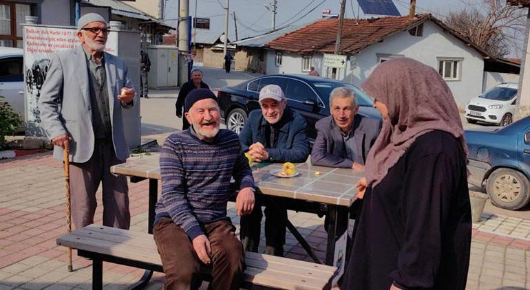 800 nüfuslu mahallede roller değişti! Kadınlar kahvede, erkekler evde