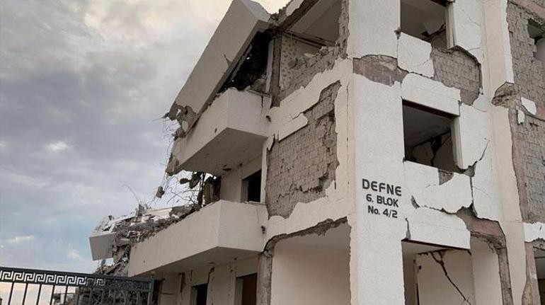 Hatay'da 13 katlı bina iş makinesinin darbesiyle yerle bir oldu