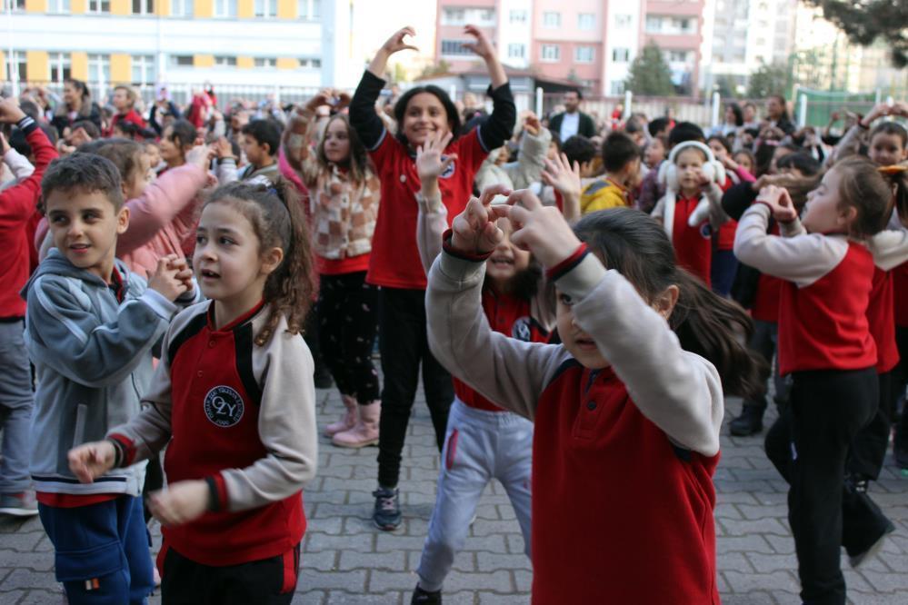 Bu okul çok başka! Türküler eşliğinde sınıfa