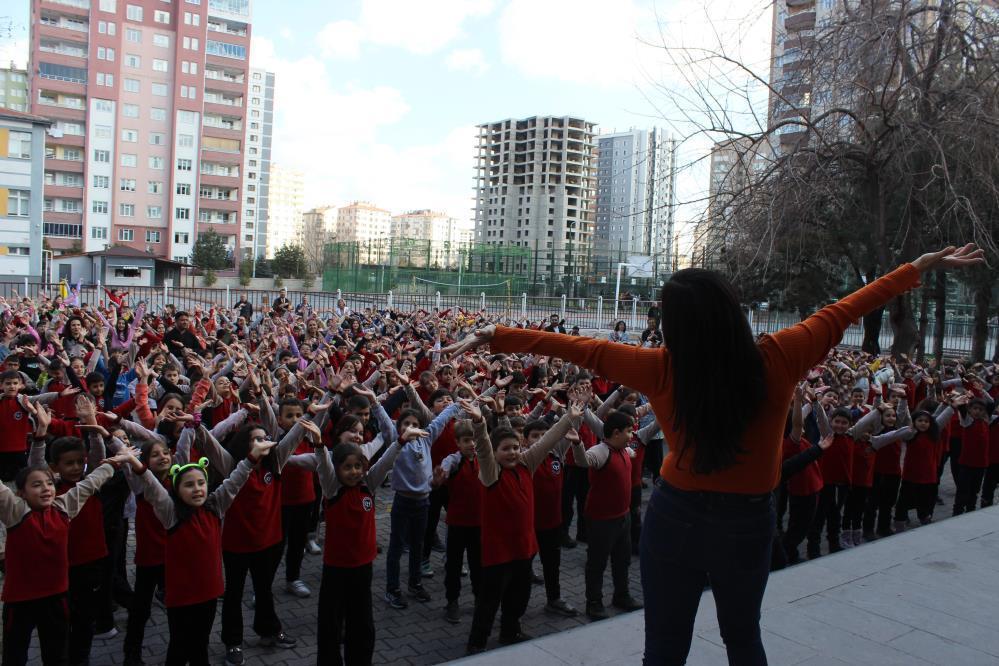 Bu okul çok başka! Türküler eşliğinde sınıfa