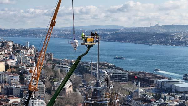 Galata Kulesi’nde nefes kesen an! 5 saat sürdü tam 270 kilo