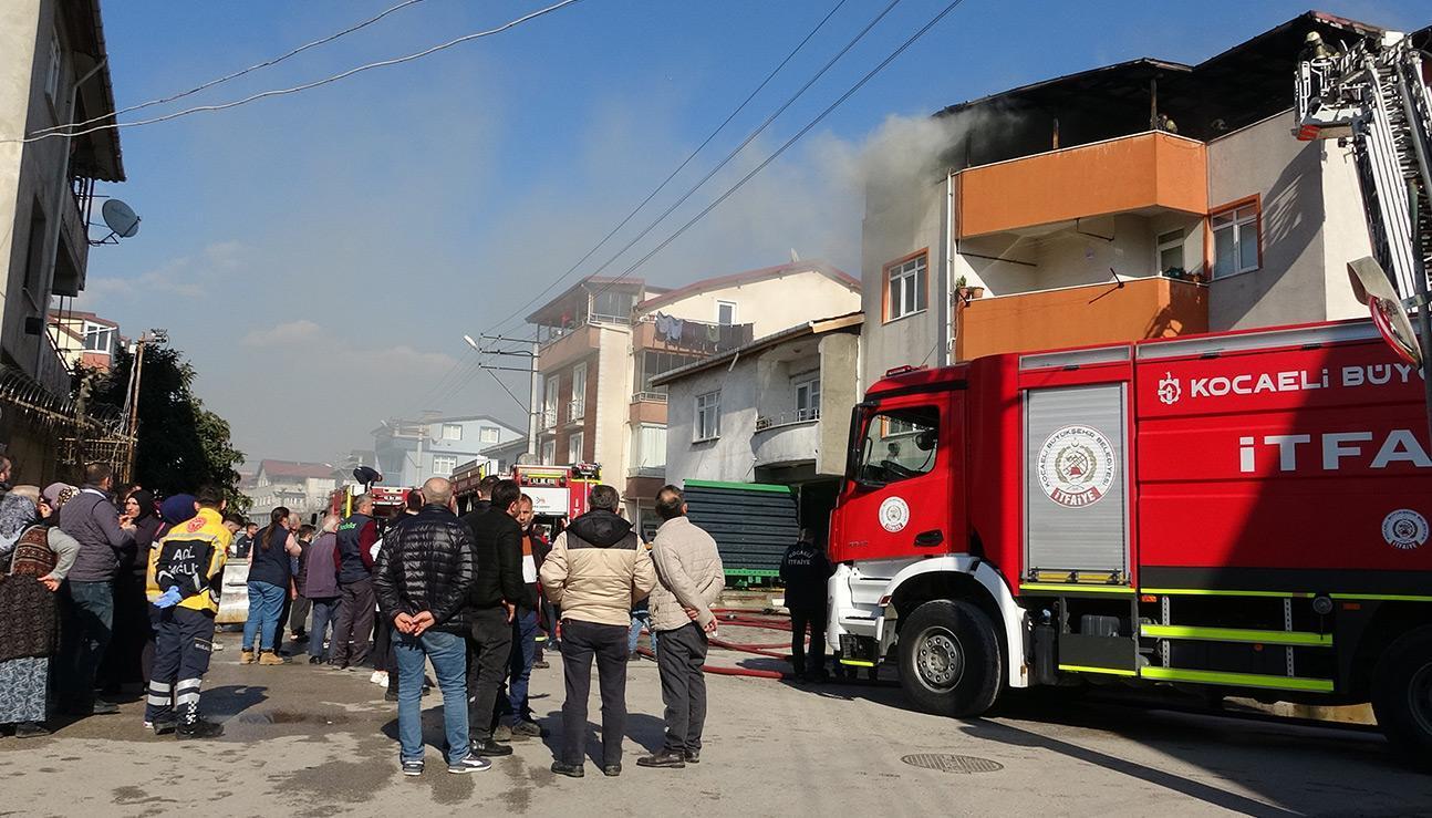 İzmit'te 3 katlı binada yangın! İlk görüntüler geldi