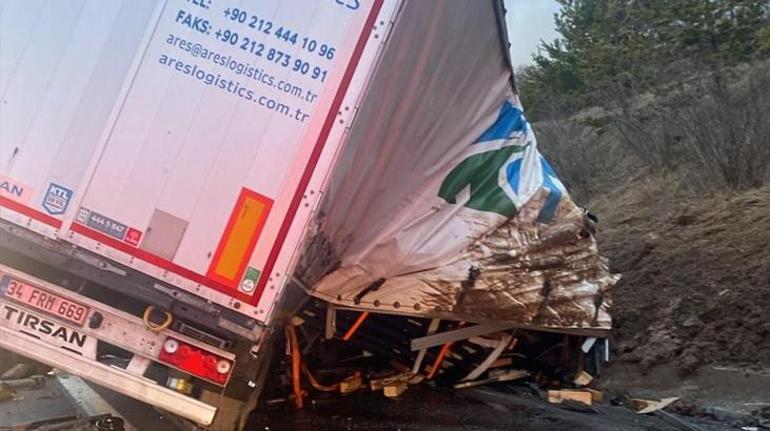 Bolu geçişinde feci kaza! TIR bariyerlere çarptı ve hurdaya döndü