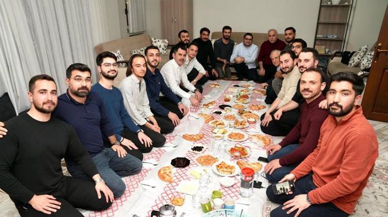 Murat Kurum, öğrenci evinde sahur yaptı! Üniversitelilere yeni iş imkanını açıkladı