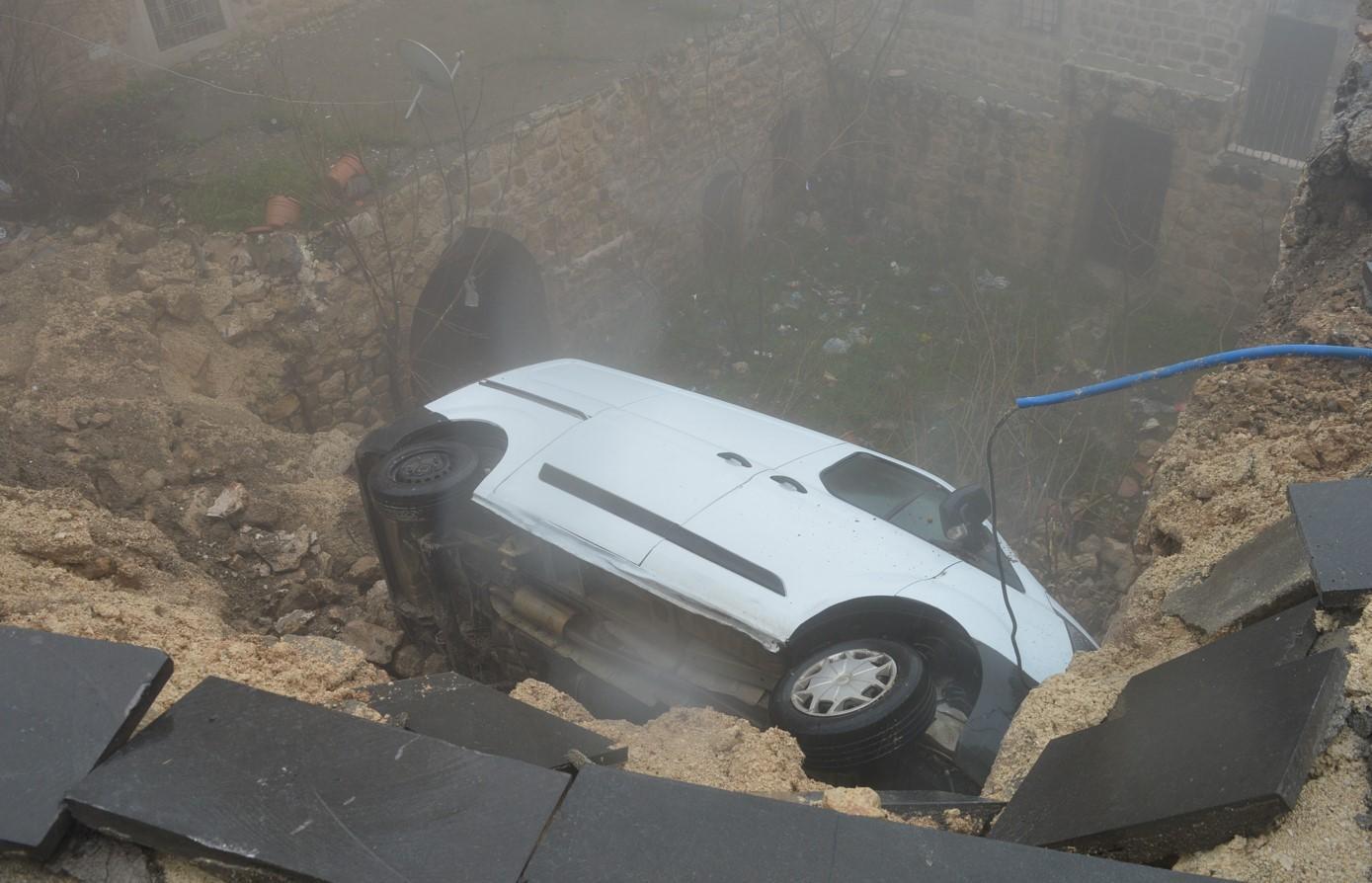 Mardin'de şok görüntü: Yol çöktü, araçlar avluya düştü