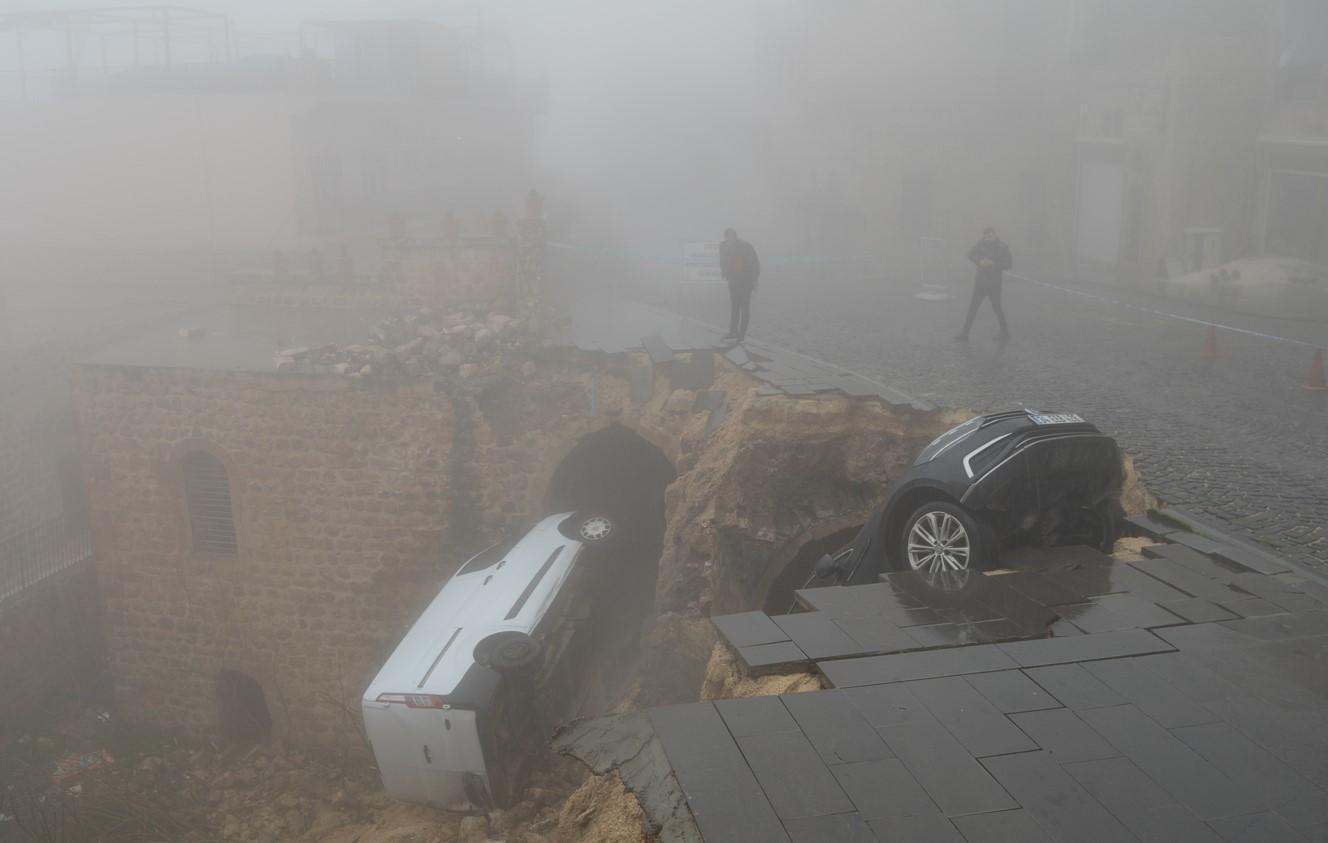 Mardin'de şok görüntü: Yol çöktü, araçlar avluya düştü