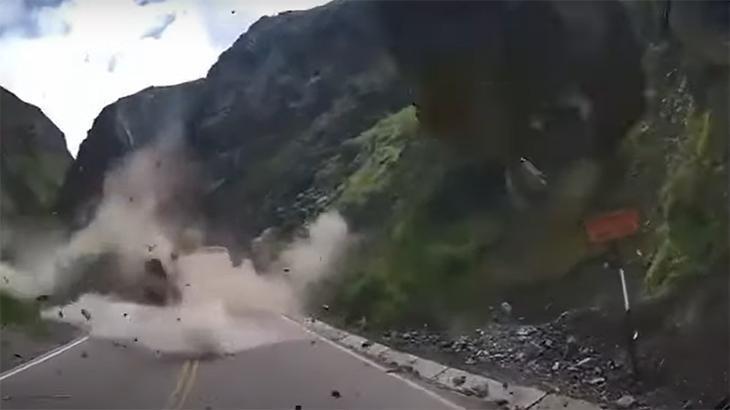 Görüntüler Peru’dan: Devasa kaya kamyonu ezdi! Mucize kurtuluş