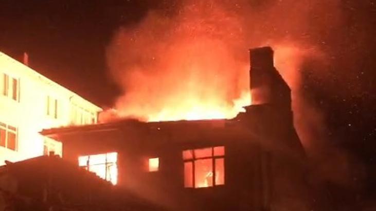 3 katlı tarihi binada korkutan yangın! İnceleme başlatıldı