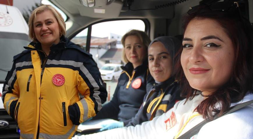 Ambulansa anne eli: Hayat kurtarmak için direksiyon sallıyorlar