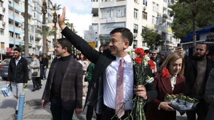Hamza Dağ’dan 8 Mart sürprizi! Eşiyle karanfil dağıttı