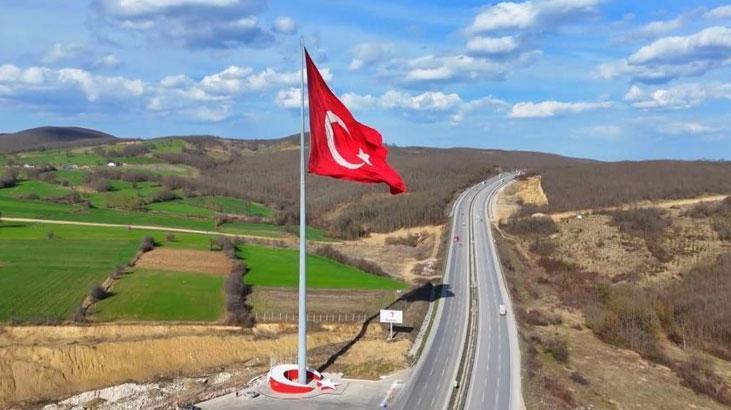 Türkiye’nin en büyük bayrağı burada! 430 kg ağırlığı var
