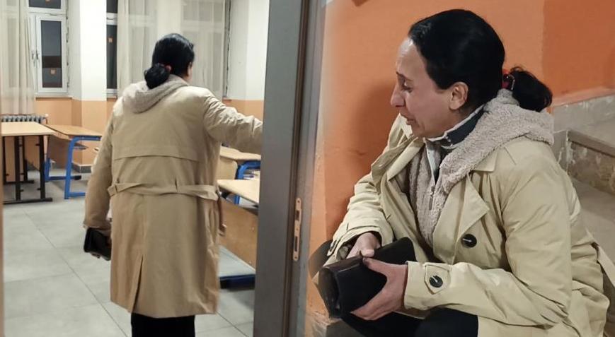 Kahreden an! Hüngür hüngür ağlayarak kayıp oğlunun okuluna gitti
