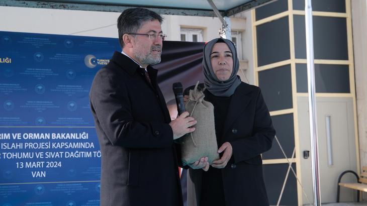 Bakan Yumaklı çiftçilere tohum dağıttı