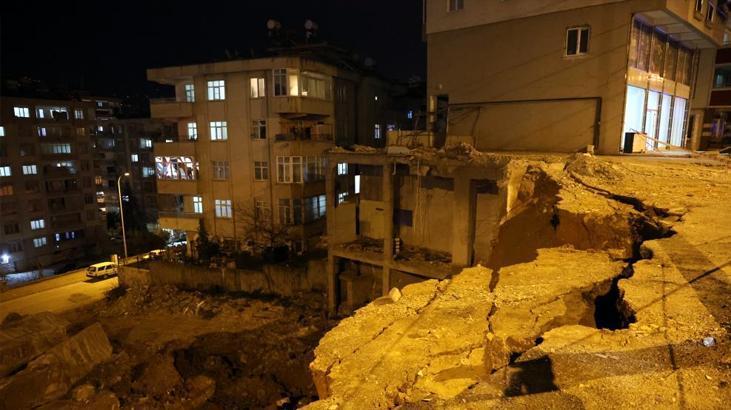 Kahramanmaraş’ta toprak kayması meydana geldi! Çok sayıda araç zarar gördü