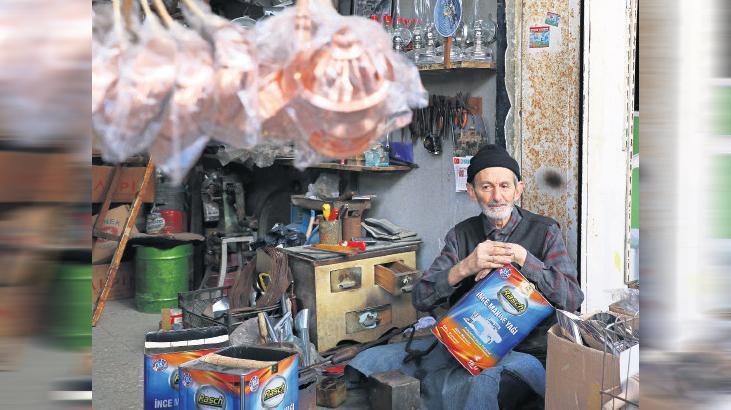 Türkiye’nin son teneke ustası: Plastiğe benzemez, el emeği