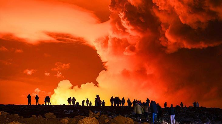 İzlanda’da yanardağ patlaması, acil durum ilan edildi