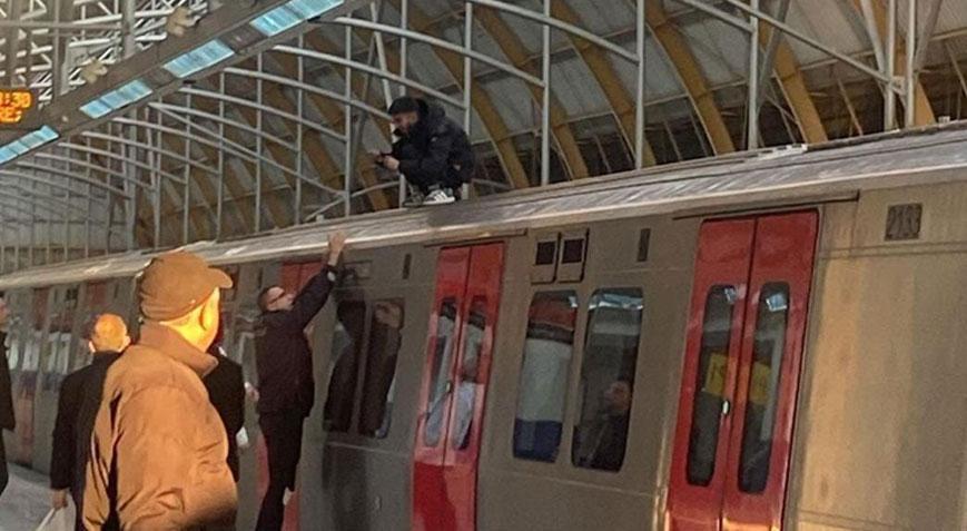 Sevgilisinden ayrıldığı için metronun üzerine çıktı, seferler durdu