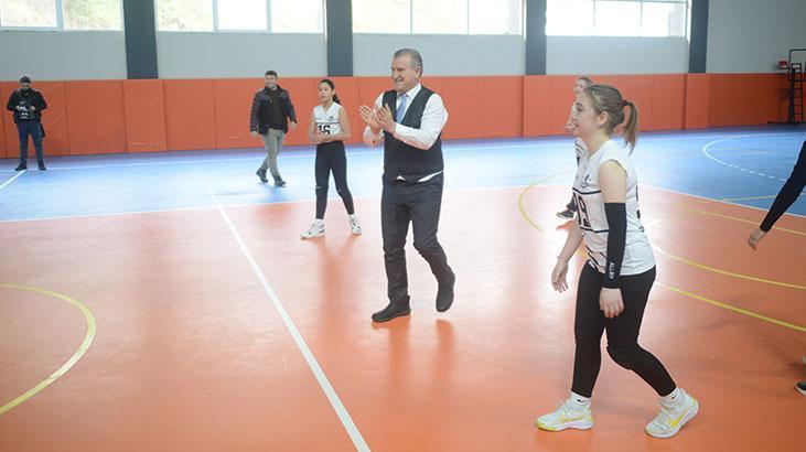 Bakan Bak voleybol oynadı
