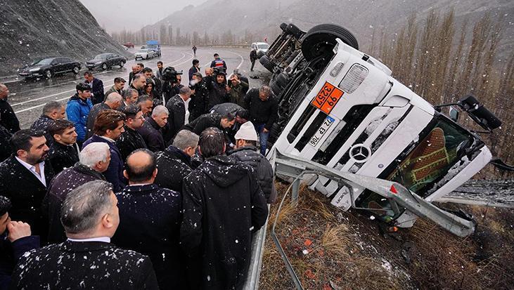 BBP lideri Destici’den yaralı şoföre yardım