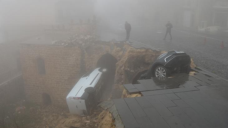 Mardin’de şok görüntü: Yol çöktü, araçlar avluya düştü