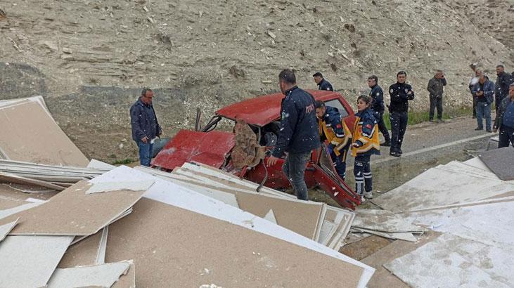 TIR’daki alçıpanlar otomobilin üzerine devrildi: 1 ölü, 4 yaralı