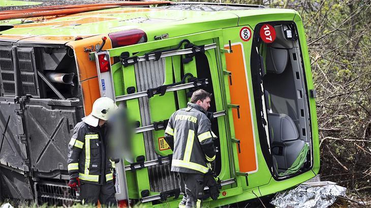 Almanya’da otobüs devrildi: Ölü ve yaralılar var