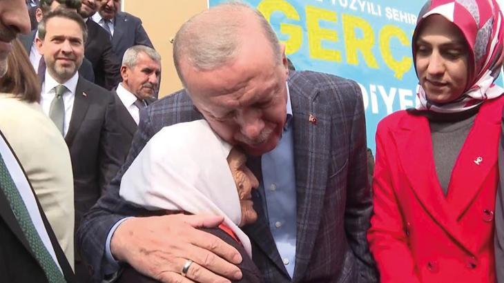 Yaşlı teyzenin Cumhurbaşkanı Erdoğan’la samimi sohbeti duygulandırdı! ‘Devletim var yeter bana’