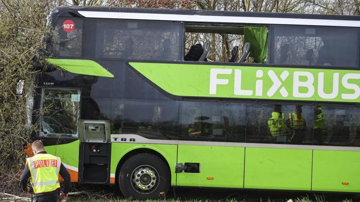 Almanya’da otobüs devrildi: En az 5 ölü, 20’den fazla yaralı