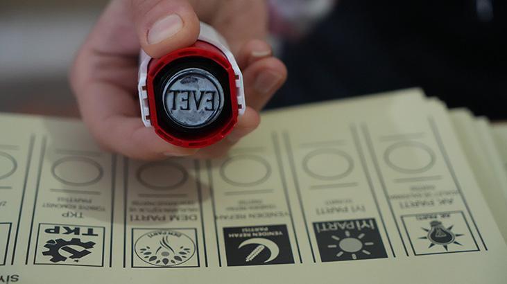 İzmir’de seçmenler sandık başında