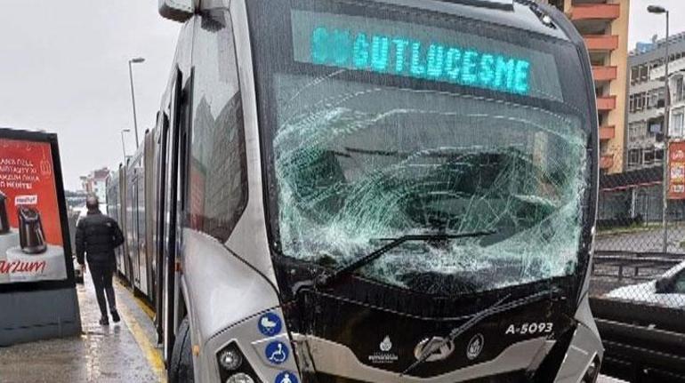 İstanbul'da iki metrobüs çarpıştı! Yaralılar var