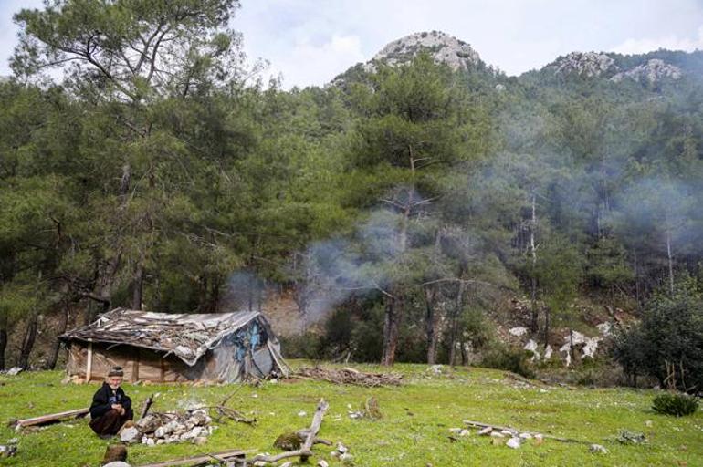 İnsanlara küstü, 17 yıldır dağda yaşıyor