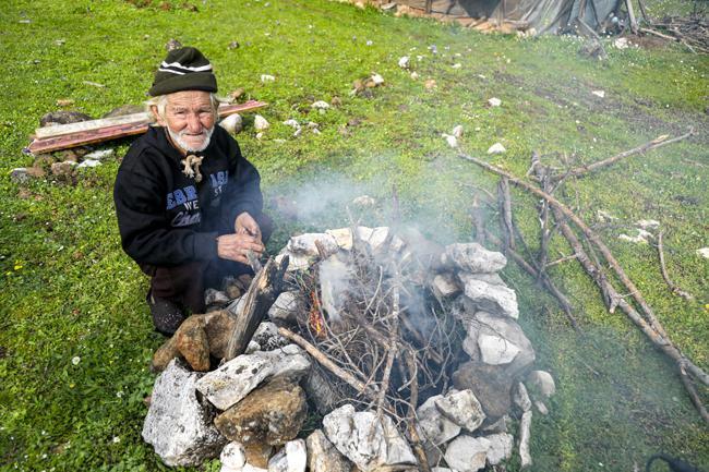 İnsanlara küstü, 17 yıldır dağda yaşıyor