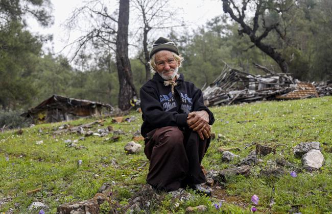 İnsanlara küstü, 17 yıldır dağda yaşıyor