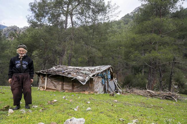 İnsanlara küstü, 17 yıldır dağda yaşıyor