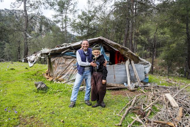 İnsanlara küstü, 17 yıldır dağda yaşıyor