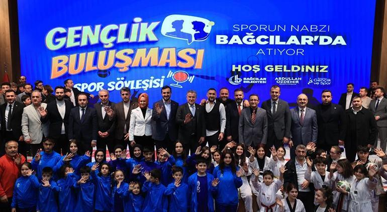 Bakan Bak 'Spor Söyleşisi' programında gençlerle bir araya geldi