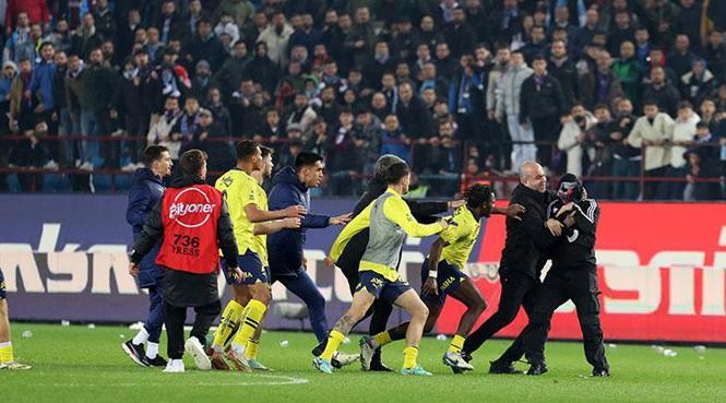 Trabzonspor - Fenerbahçe maçı sonrası büyük gerilim! Taraftar sahaya indi