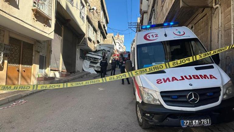 Freni boşalan TIR evinin altında oturan kadını, ezerek öldürdü