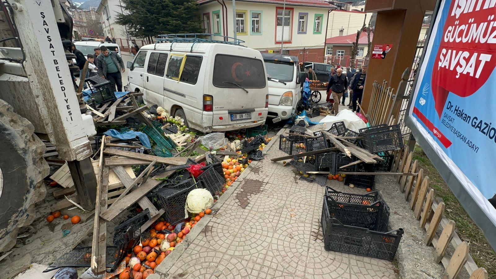 Yer: Artvin! İş makinesi halk pazarına girdi