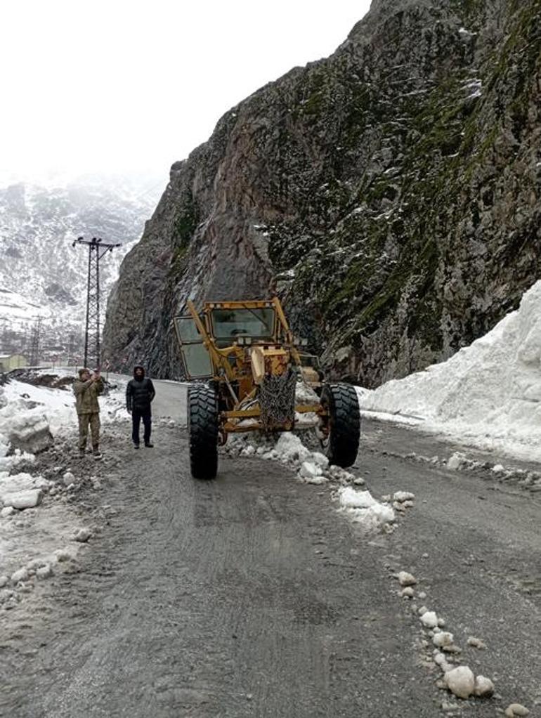 Kar küreme çalışmasında çığ düştü, iş makinesi operatörü son anda kurtuldu