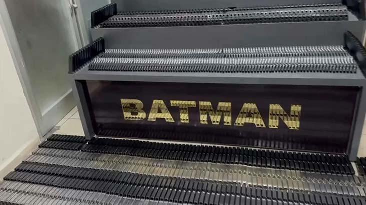 Batman'da operasyon! Balyozla kırılan duvardan binlerce silah çıktı