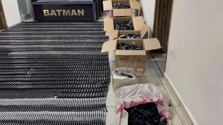 Batman'da operasyon! Balyozla kırılan duvardan binlerce silah çıktı