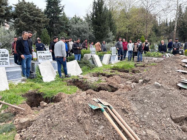 6 kişilik aile yok oldu: Ecrin ve annesi aynı mezara gömüldü