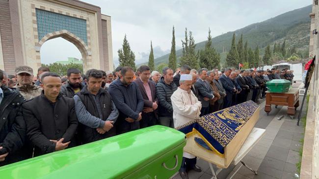 6 kişilik aile yok oldu: Ecrin ve annesi aynı mezara gömüldü