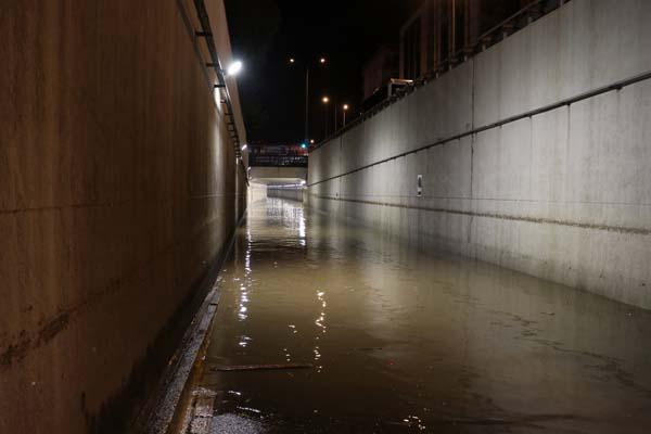 Antalya'da sağanak ve hortum! 6 kişi yaralandı, 1000 dönüm sera zarar gördü