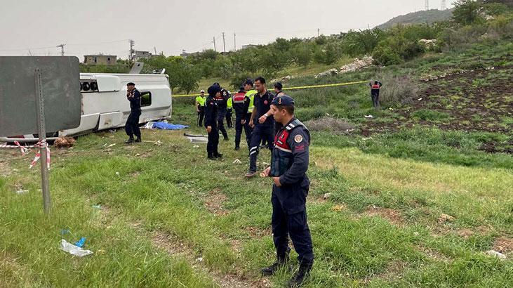 Yolcu midibüsü devrildi! Astsubay öldü, 17 yaralı