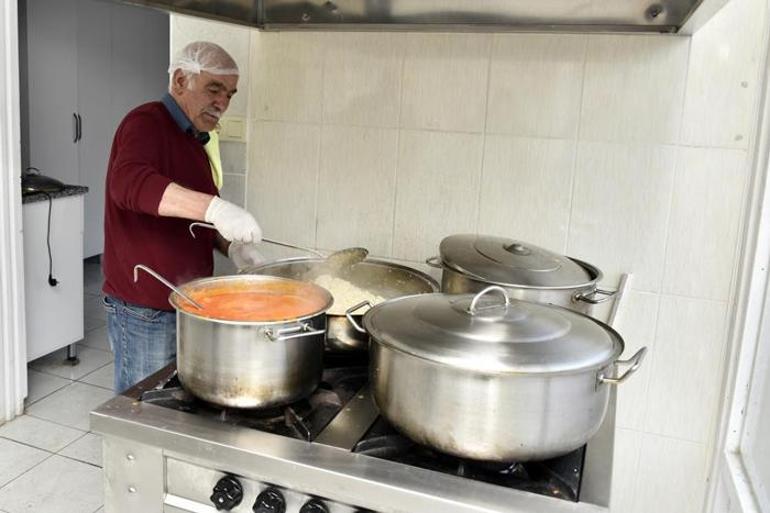 Köy muhtarı başlattı 20 yıldır devam ediyor! Yoldan geçenlere ücretsiz iftar yemeği