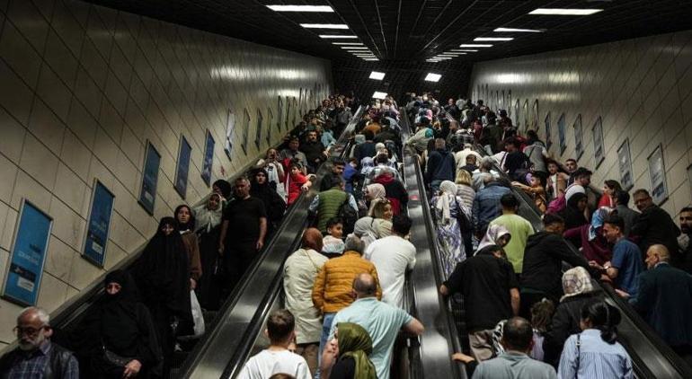 İstanbul'da insan seli! 'İğne atsan yere düşmez'